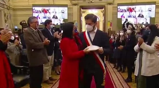 Ceremonia cierre Convención: Ruth Hurtado le entregó al presidente Boric pasajes para La Araucanía