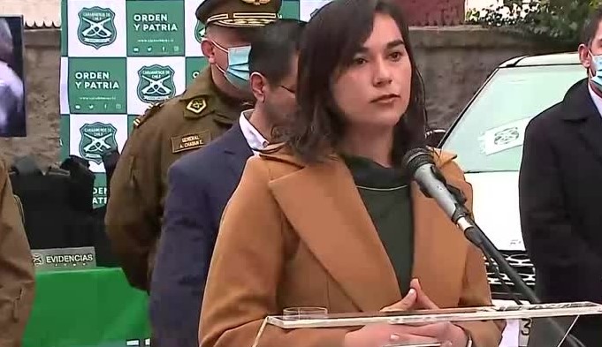 Quedó hablando sola: Ministra Siches se retiró en plena pregunta de periodista sobre investigación de Contraloría