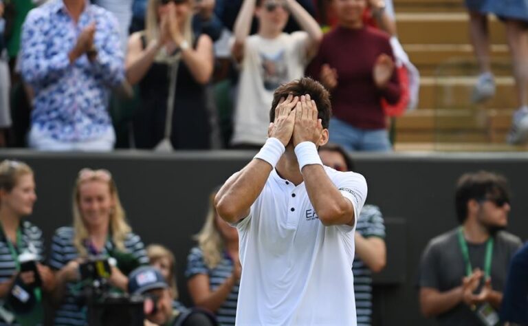 Espectacular remontada: Garin derrota a De Miñaur y avanza a cuartos de final de Wimbledon