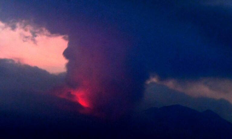 Japón: Declaran alerta máxima y evacúan a medio centenar de personas tras erupción del volcán Sakurajima