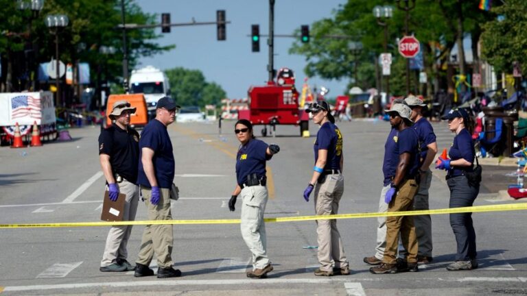 Niño de dos años quedó huérfano en el tiroteo cerca de Chicago: Su papá murió protegiéndolo