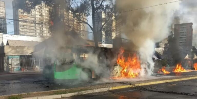 Bus del sistema Red resultó quemado en plena vía pública en La Florida