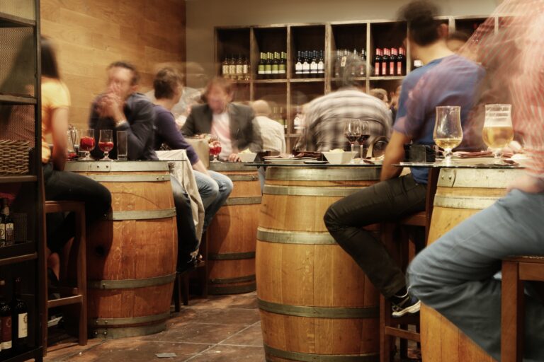 Estudio dice que beber pequeñas cantidades de alcohol después de los 40 años podría reducir el riesgo de algunas enfermedades