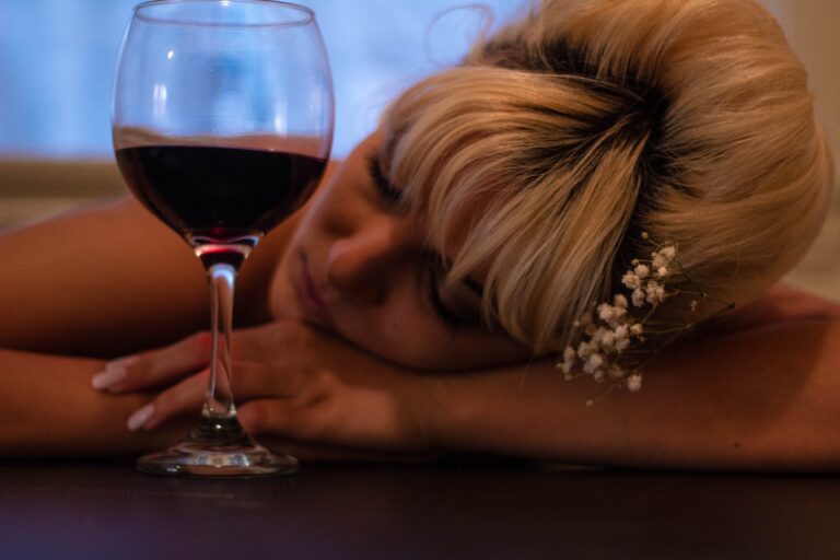 Beber 11 copas de vino a la semana equivale a un envejecimiento biológico de tres años, según estudio de Oxford