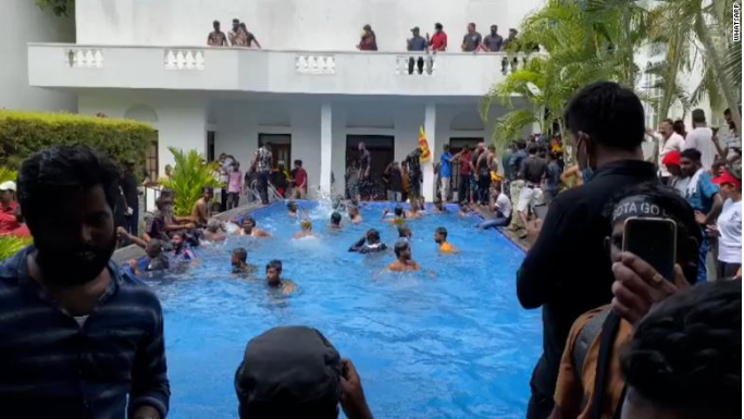 Sri Lanka: Manifestantes irrumpen la casa presidencial por mala gestión económica