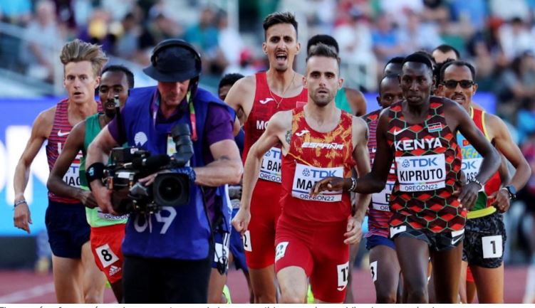 Casi arruina la carrera: Camarógrafo se cuela accidentalmente en plena final del Mundial de Atletismo