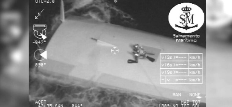 Navegante francés pasó 16 horas dentro de su velero volcado en pleno Océano Atlántico