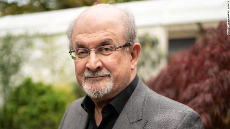Escritor Salman Rushdie fue apuñalado en un evento en Nueva York