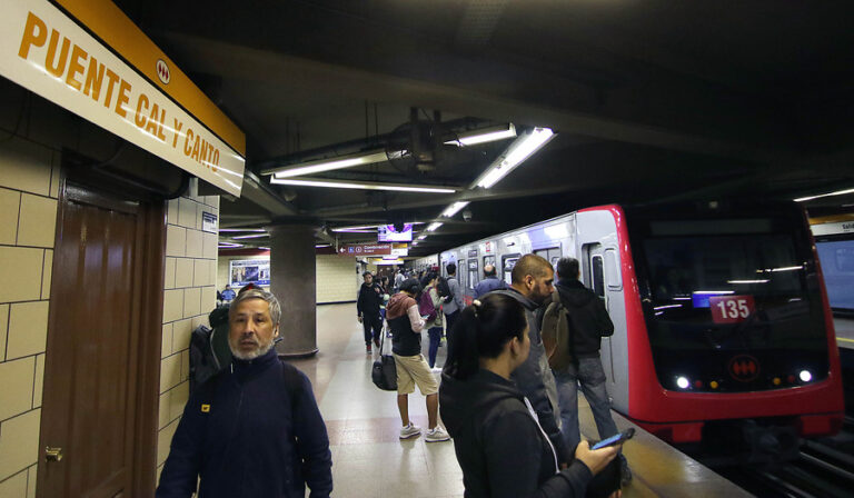 Metro de Santiago restableció servicio completo de Línea 2: Todas las estaciones se encuentran operativas