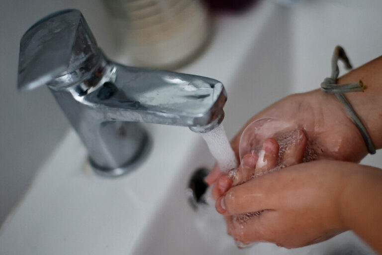 Reportan turbiedad en agua potable en Santiago: Aguas Andinas informó que se debe a 