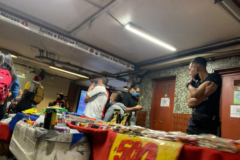 42,5% de los vendedores ambulantes perciben entre $30 mil y $50 mil pesos diarios, según estudio