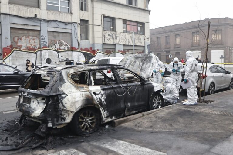 Desconocidos incendiaron un vehículo en las cercanías de la casa del presidente Boric