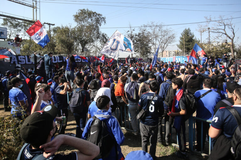 Marcha de hinchas de Universidad de Chile terminó con 11 personas detenidas
