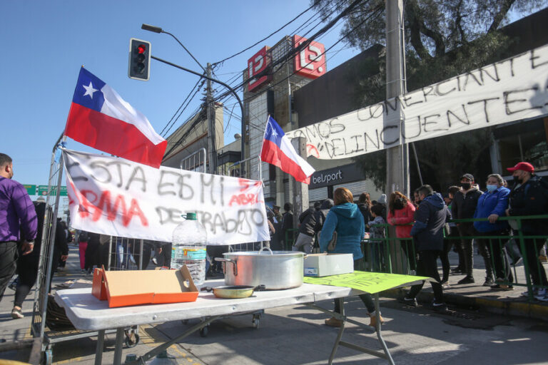 Comerciantes ambulantes se manifestaron en la Plaza de Maipú tras anuncio de plan para recuperar espacios públicos