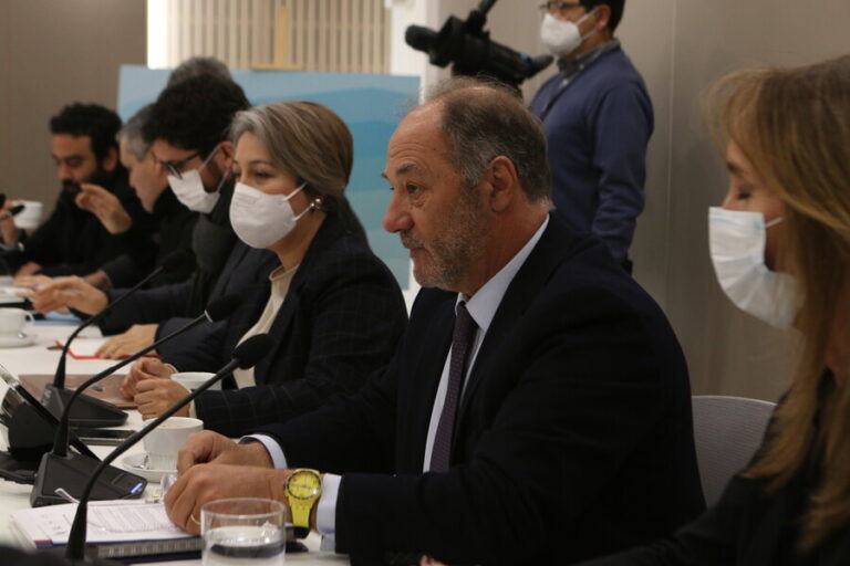 CPC y centrales de trabajadores proponen acuerdo para rebajar jornada laboral a 40 horas