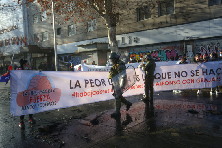 Barrio Meiggs: 3 comerciantes ambulantes fueron detenidos tras protesta e interrupción del tránsito en la Alameda