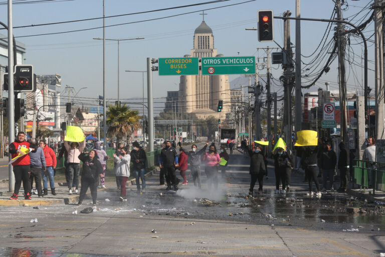 Intensa manifestación en Plaza de Maipú tras desalojo de comerciantes ambulantes