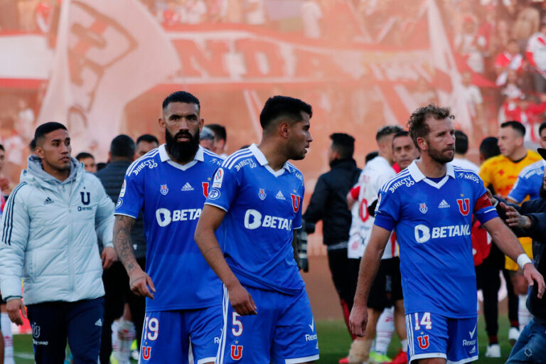 Curicó Unido complica a la U: Los azules suman su sexto partido sin ganar y se hunden al fondo de la tabla