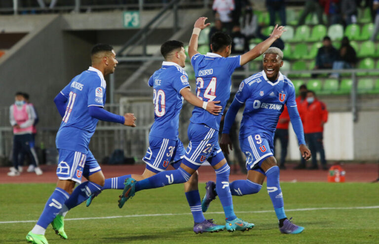 Los debutantes de la U y la UC en el Clásico Universitario