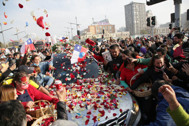 Rodeado de música y flores: Así fue el multitudinario último adiós a Zalo Reyes
