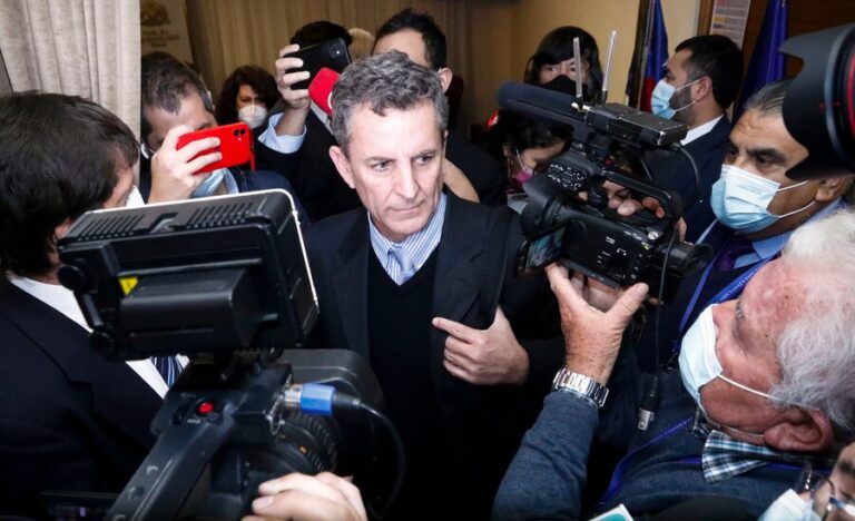 De la Carrera suma denuncias: Lo acusan de tomarse los genitales cuando el presidente Boric llegó a la Cuenta Pública