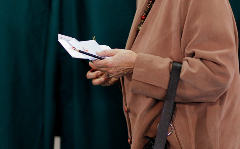 Diputados oficialistas proponen que voto de mayores de 75 años no sea obligatorio en el plebiscito de salida