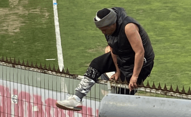 Hincha UC ingresó a cancha del partido con Audax Italiano: Portaba tobillera electrónica