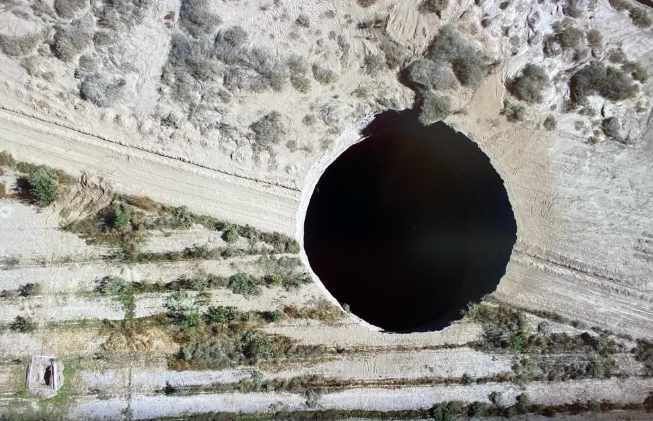 Experto dice que socavón de 25 metros en Tierra Amarilla es de “origen antrópico” y no natural