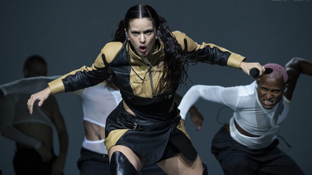 Poemario de Gabriela Mistral, guiño al plebiscito y nueva canción: Lo que dejó la noche que se presentó Rosalía en Chile