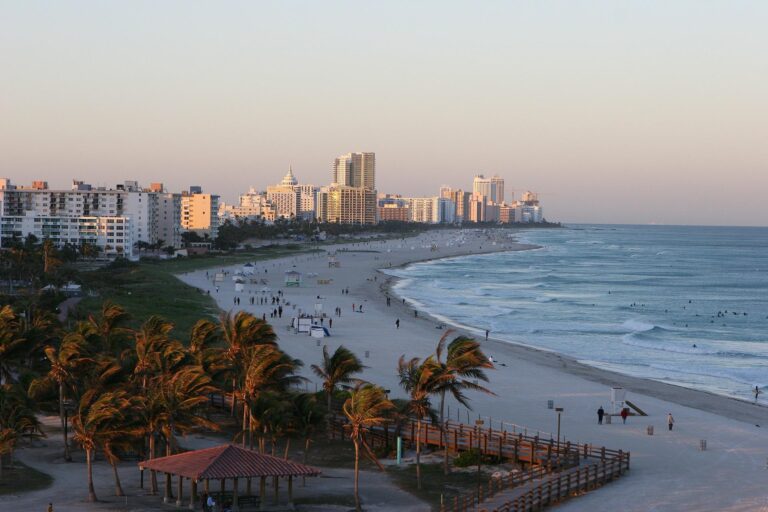 ¿El trabajo de tus sueños? Empresa paga más de $13 millones por visitar y hospedarse en balnearios de Estados Unidos