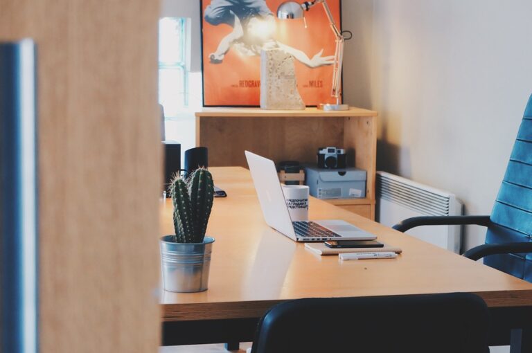 Dejar de hacer cosas que van más allá de tus labores: ¿Qué es la renuncia silenciosa al trabajo?