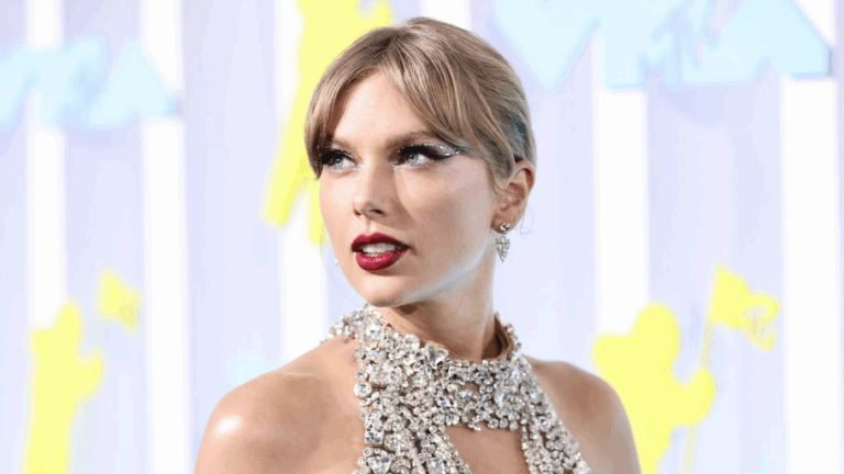El look de la semana: Taylor Swift canalizó estilo flapper chic en un vestido de cristal de Oscar de la Renta