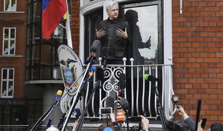 Periodistas y abogados demandan a la CIA por espionaje durante visitas a Julian Assange