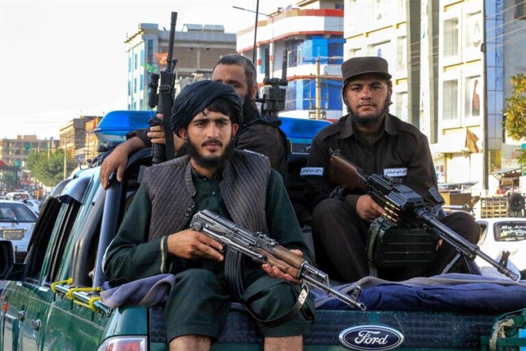 Talibanes dispersan con disparos una manifestación de mujeres en Afganistán