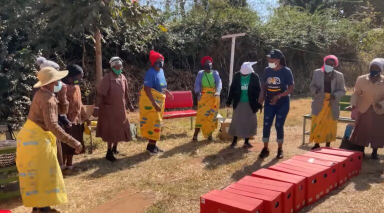 El “Banco de la Amistad”, la innovadora terapia de salud mental en Zimbabue