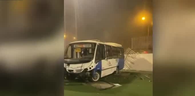 Bus cayó dentro de plena cancha de fútbol en Antofagasta