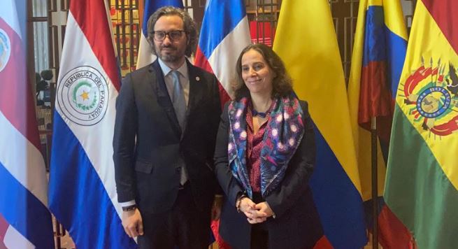 Polémica por vuelos sin permisos: Canciller Urrejola afirma que tuits borrados no reflejan un 