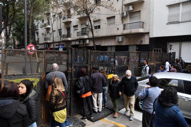 Argentina: Polémica causó instalación de vallado policial en vivienda de Cristina Fernández