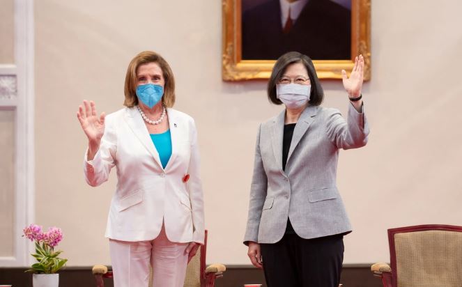 Nancy Pelosi parte de Taiwán y finaliza visita histórica