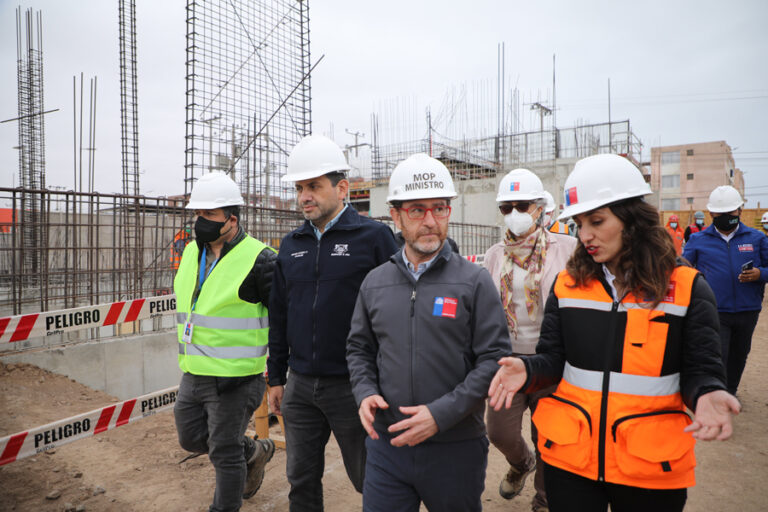 Ministro de Obras Públicas visitó avances de nuevo edificio de especialidades de Carabineros en Arica