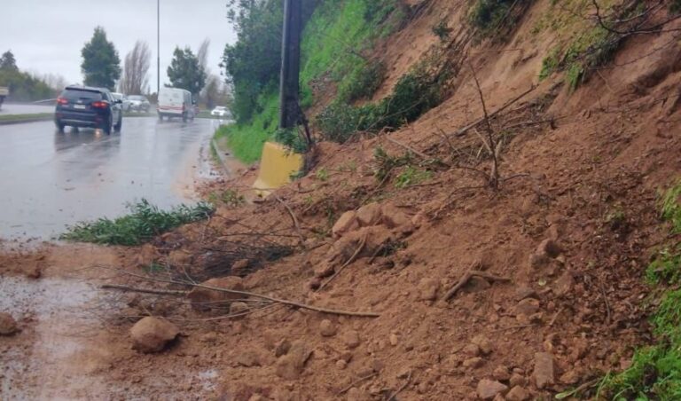 Deslizamiento generó corte de tránsito en ruta principal de Chiguayante
