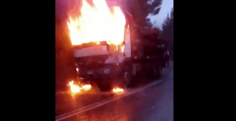 Ataque armado en Cunco: Sujetos interceptaron a conductores y quemaron los camiones