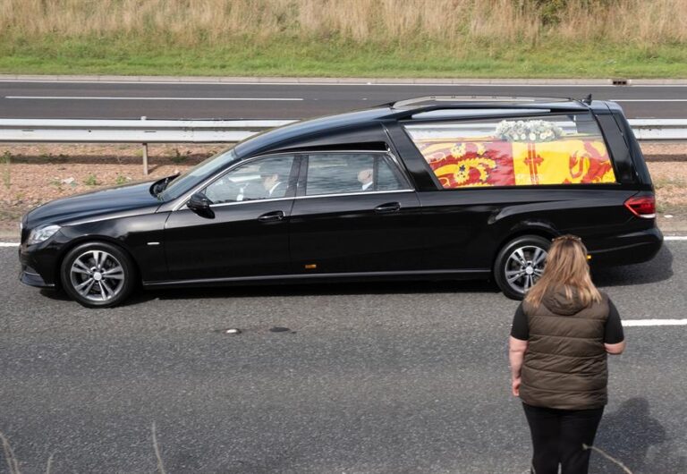 El féretro de la reina Isabel II ya llegó a Edimburgo: Mañana parte en avión al palacio de Buckingham