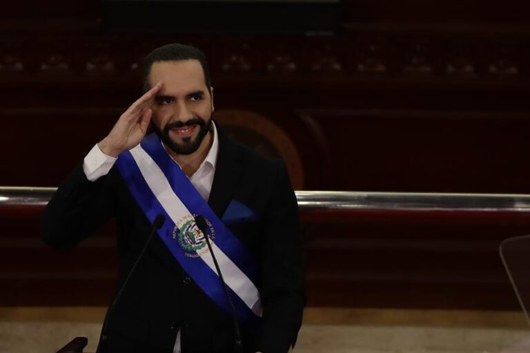 El 60% de salvadoreños apoya la reelección de Bukele pese a 