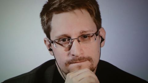 Vladimir Putin concedió a Edward Snowden la ciudadanía rusa