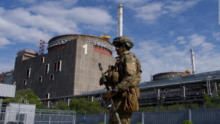 Ucrania dice que Rusia bombardeó una central nuclear al sur del país