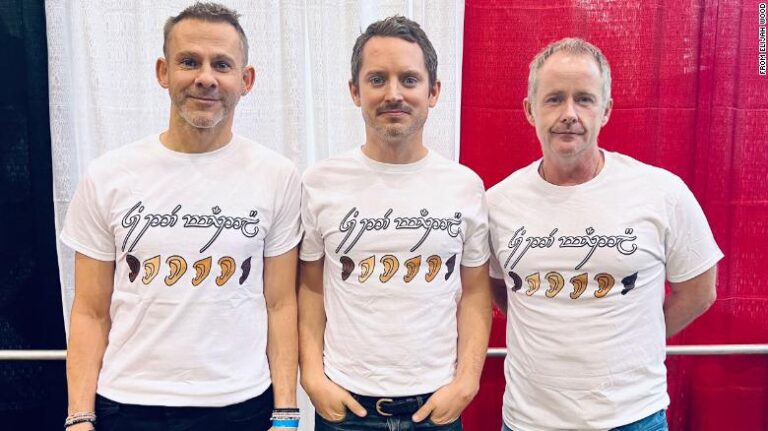 Elijah Wood y el elenco original de 