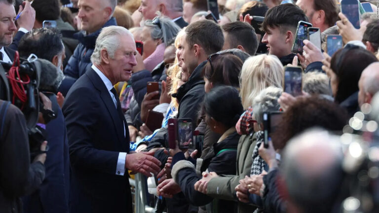 El rey Carlos III deja una nota escrita a mano sobre el ataúd de la reina Isabel II