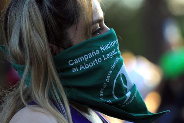 Si abortar en Colombia es legal, ¿por qué muchas mujeres no pueden acceder a la interrupción del embarazo?
