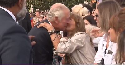 Mujer besó al rey Carlos III: Dice que lo hizo como un gesto de consuelo porque se veía triste